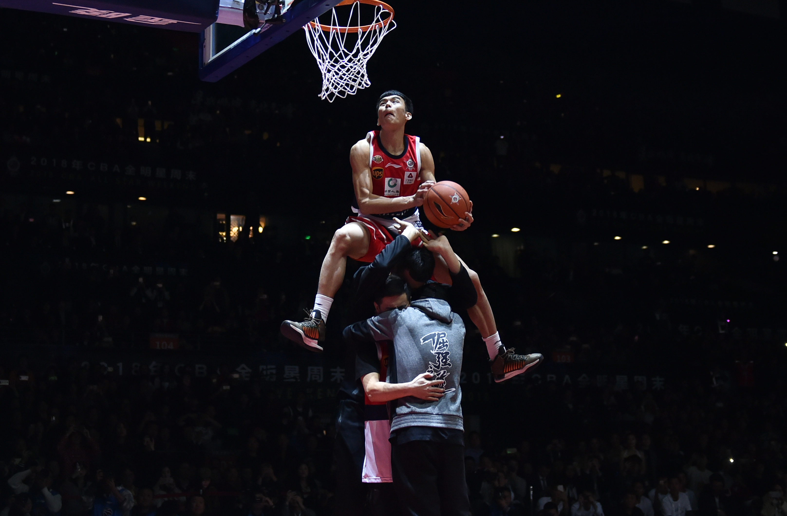 开云APP-包含小球员表演扣篮动作赢得全场喝彩的词条